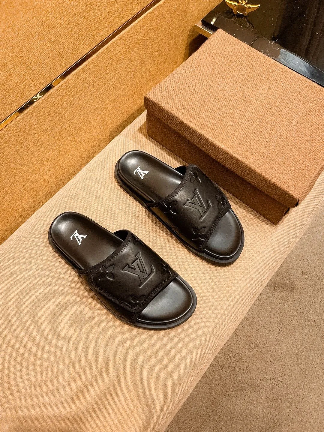 Men's men's shoes 💰 320💰 New model on the market 🔥[LV🔥 Louis Vuitton slippers] High-end 1:1 mold customization, original upgraded version of the outsole, lighter and non-slip. The market's top quality, fashionable and trendy, versatile and popular, simple yet tasteful, a must-have for fashionistas, exuding a fashionable and casual atmosphere, fashion is at your feet, full of confidence, the same style at the counter 👍The season of spring and summer slippers is here, super beautiful to wear, 38-44 2⃣️colors available🔥